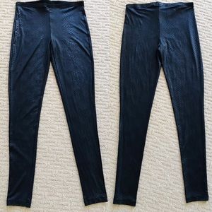 HUE Snakeskin Embossed LEGGINGS Small